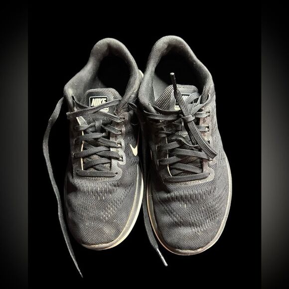 Nike women’s Flex Run size 7M black with white trim running shoes pre-owned - Picture 2 of 9